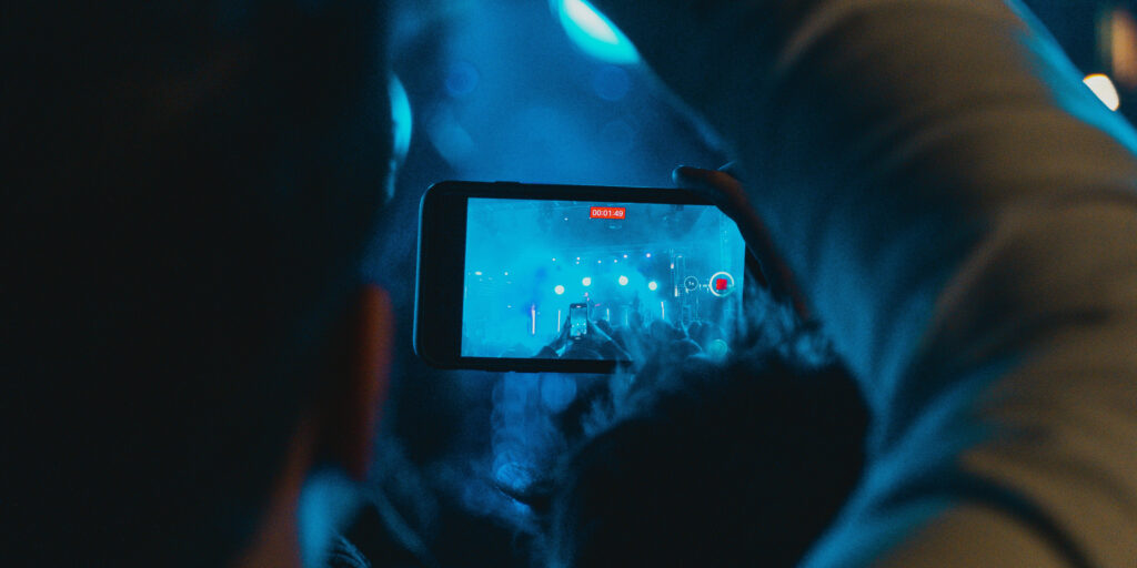 Pourquoi les concerts sans téléphone gagnent du terrain ?