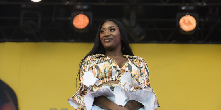 Aya Nakamura vend 240 000 billets : trois dates complètes au Stade de France en 2026